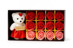 Set Cadou Luxury Ursulet I Love You cu 12 Trandafiri din Sapun, Cutie Eleganta, 22x11x5 cm