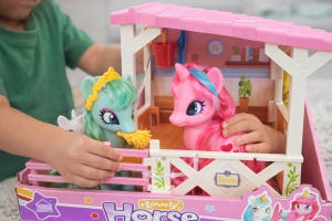 Set jucărie ponei pentru copii, plastic, cu funcții interactive și accesorii - Img 2