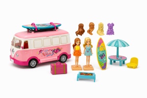 Set papusi cu rulota van de vacanta si accesorii plaja, surf si schimb haine, roz 34x24 cm