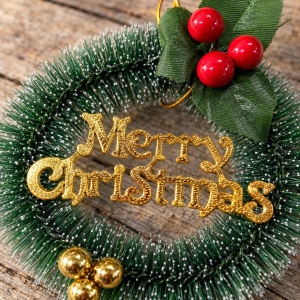 Coroniță de Crăciun Merry Christmas, verde, plastic, 15 cm, aprox. 21 × 17 cm cu decor - Img 4