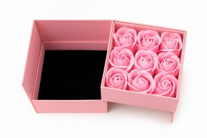 Cutie cadou 11x11x9.5 cm cu 9 trandafiri de sapun roz, aranjament elegant Forever Love - Img 4