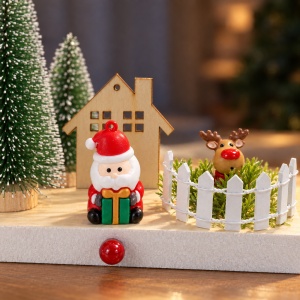 Decor de Crăciun pe soclu din lemn, cu brăduți, căsuță și figurine, fără lumini, 20x6 cm - Img 4