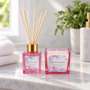 Set cu lumânare din soia și difuzor cu bețișoare, parfum floral, cutie roz - Img 4