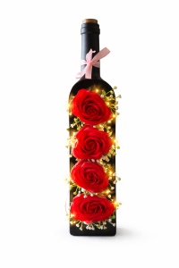 Sticla Decorativa cu 4 Trandafiri Rosii si LED, Cadou Romantic cu Lumina, 31x7x9 cm