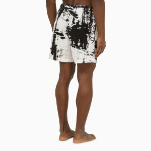 Alexander McQueen Abstract print swim shorts with logo - Img 2