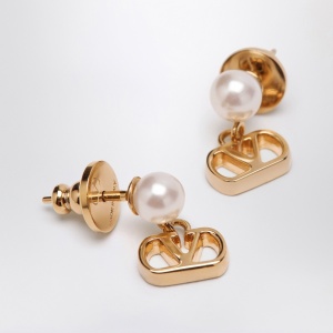 Valentino Garavani Vlogo Signature earrings with pearl - Img 2