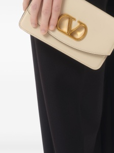 Valentino Garavani Vain Clutch in Shiny Calfskin - Img 2