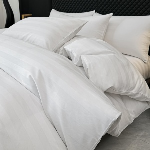 Lenjerie de Pat 100% Bumbac, Damasc Deluxe Hotelier, 6 Piese, Cearceaf cu Elastic 180x200 cm, Husă Pilotă 200x230 cm, Alb - Img 2