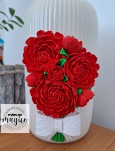 🌺 Vază decorativă cu flori lucrate manual – eleganță și rafinament în fiecare detaliu