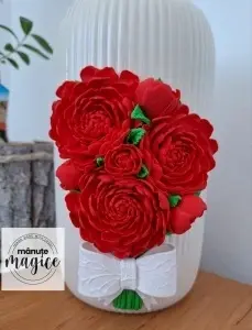 🌺 Vază decorativă cu flori lucrate manual – eleganță și rafinament în fiecare detaliu