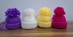 Căciulițe decorative din lână – Mărturii cu multă căldură și culoare