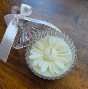 Lumânare artizanală în recipient de sticlă cu capac 🌸