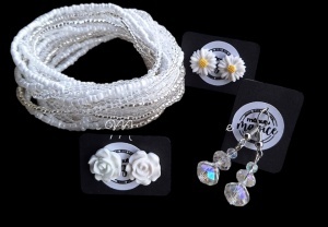 Set alb “Mânuțe Magice” – Bijuterii cu rafinament artizanal