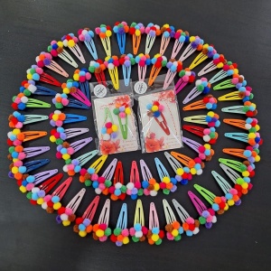 Mărțișor 1 buc clama de păr colorata cu pom-pom