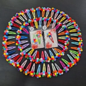Mărțișor 1 buc clama de păr colorata cu pom-pom