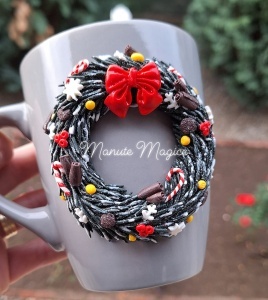 Cană decorată manual din lut polimeric, model handmade „Coroană de Crăciun”