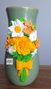 🌺 Vază decorativă cu flori lucrate manual - ''Buchet galben''