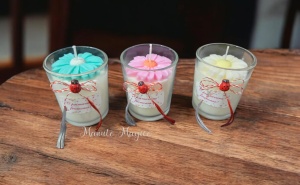 Mărțișor – Lumânare parfumată în pahar cu floare decorativă