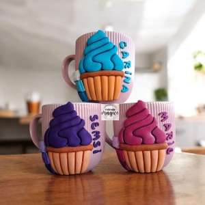 Cănuță personalizată cu brioșă, lucrată manual din lut polimeric 🧁💖