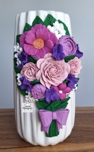 🌺 Vază decorativă cu flori lucrate manual - ''Buchet violet''