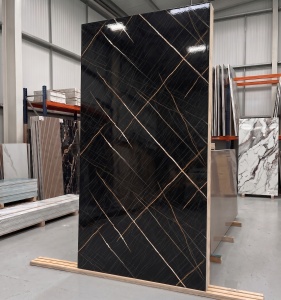 Placă Decorativă PVC cu Aspect de Marmură Neagră și Nervuri Geometrice Aurii Sahara Noir 1.22 x 2.4 m - Img 2