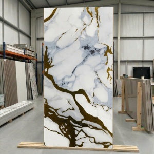 Placă PVC Decorativă Model Calacatta Imperial 2.4 m x 1.22 m Grosime 2.5 mm