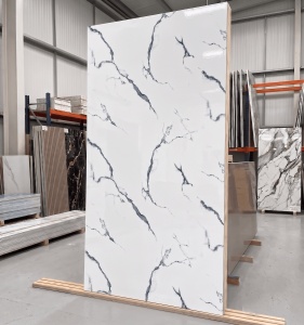 Placă Decorativă PVC cu Aspect de Marmură Albă cu Nervuri Gri-Antracit 1.22 x 2.4 m - Img 2