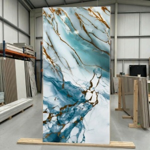 Placă PVC Marmură Ocean Turquoise cu Inserții Aurii 2.4 m x 1.22 m Grosime 2.5 mm