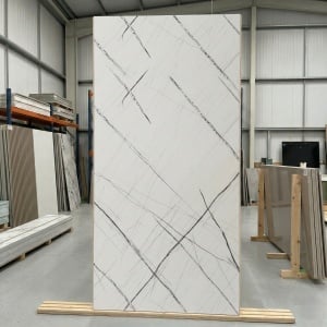 Placă Decorativă PVC Marmură Albă cu Inserții Grafice Negre 2.4 m x 1.22 m Grosime 2.5 mm