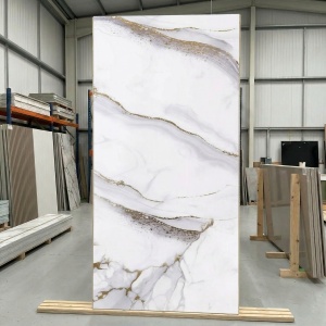 Placă PVC Marmură Albă cu Venaturi Aurii și Gri Fluid 2.4 m x 1.22 m Grosime 2.5 mm