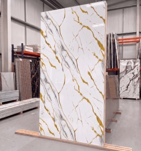 Placă Decorativă PVC cu Aspect de Marmură Albă, Nervuri Gri și Accente Aurii 1.22 x 2.4 m - Img 2
