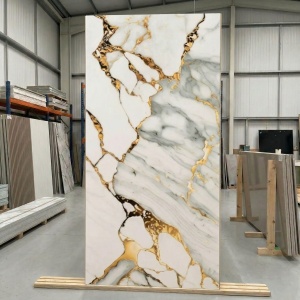 Placă PVC Decorativă Model Calacatta Gold Antique 2.4 m x 1.22 m Grosime 2.5 mm