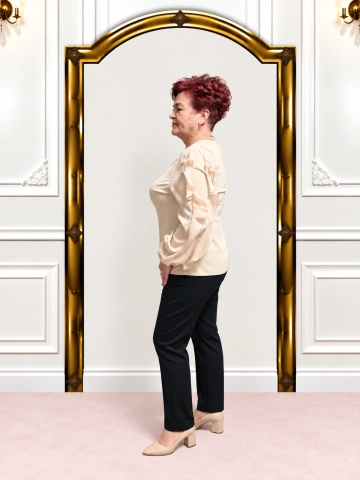 Compleu damă elegant cu bluză bej cu volane și pantalon negru – Sofia - Img 2