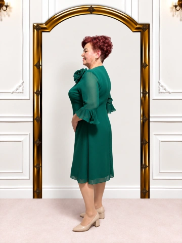 Rochie elegantă verde smarald cu floare decorativă – Evelina - Img 2