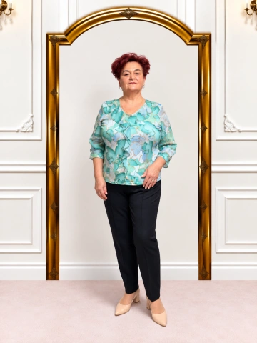 Compleu damă cu bluză elegantă verde mentă cu imprimeu abstract și volane – Amalia