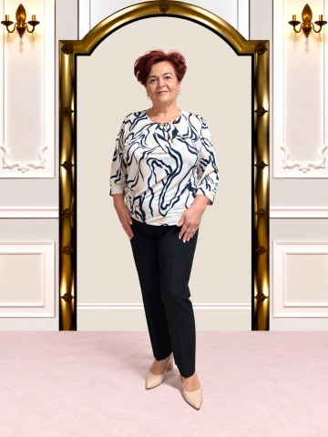 Compleu damă elegant cu bluză alb-crem cu imprimeu bleumarin și pantalon negru – Bianca