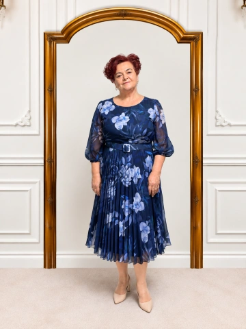 Rochie elegantă bleumarin cu imprimeu floral și plisată în partea de jos – Sofia