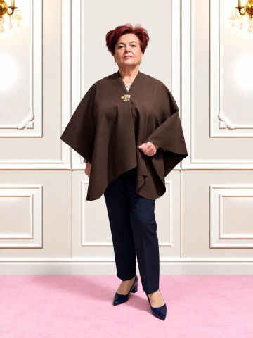 Capă elegantă maro cu broșă decorativă – Amalia