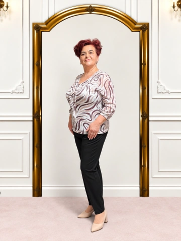 Bluză elegantă alb-crem cu imprimeu abstract bordo – Emilia