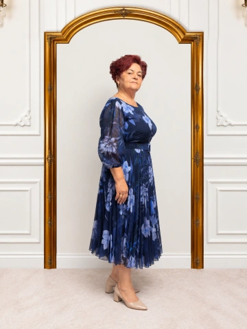 Rochie elegantă bleumarin cu imprimeu floral și fustă plisată – Sofia - Img 2