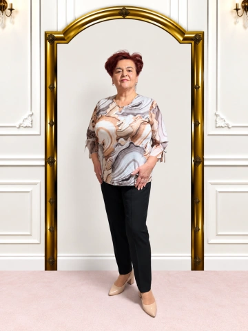 Bluză elegantă bej cu imprimeu marmorat – Amelia