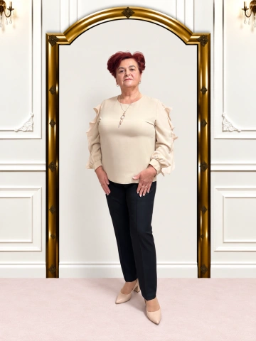 Compleu damă elegant cu bluză bej cu volane și pantalon negru – Sofia