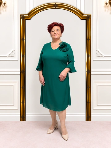 Rochie elegantă verde smarald cu floare decorativă – Evelina