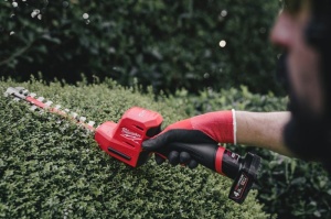 Trimmer Pentru Gard Viu 20 cm Milwaukee M12 FHT20-402 FUEL™ Cu 2 Acumulatori Si Incarcator Inclus - Img 2
