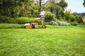 Maşină de tuns iarba pe acumulator STIHL RMA 253.3 T, autopropulsata, latime taiere 51 cm, cos colector 55 L (WA220111415) - Img 7