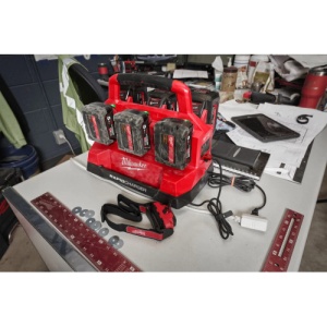 Incarcator multiport pentru acumulatori Li-Ion Milwaukee M18 PC6 4932480162 - Img 2