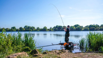 Ghid complet de pescuit la feeder – echipamente și tehnici