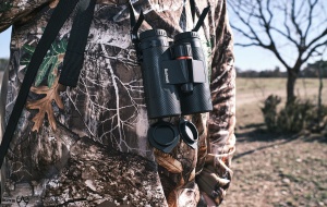 Bushnell Nitro 10×42 – ED Prime, prisme BaK-4 PC3, EXO Barrier, FMC, Ultra-Wideband Coating, IPX7, 695 g, 140 mm. Claritate excelentă în orice condiții.