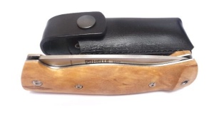Briceag Helle Bleja – Instrument pliabil premium cu lamă de 85mm din oțel triplu laminat, mâner din mesteacăn buclat și mecanism de blocare ultra-robust.