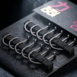 Carlige crap PB Products Surudoi Talon Claw PTFE din otel japonez forjat cu curbura unghiulara si varf beaked point pentru monturi profesionale.